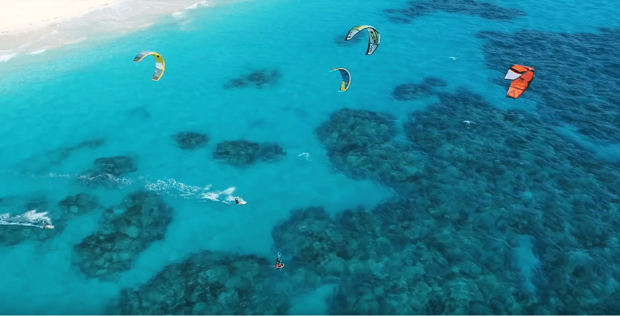 kiteboarding-in-bermuda-reefs.png